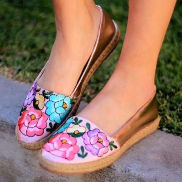 Mexican Embroidered Espadrilles. - Picture 6 of 10